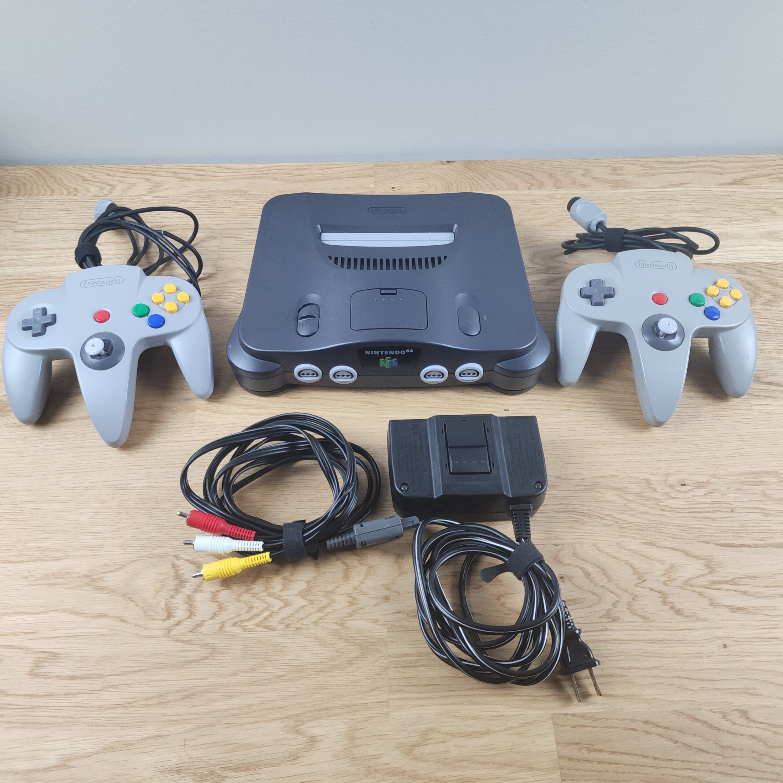 Nintendo 64 Console Bundle (NUS-001)