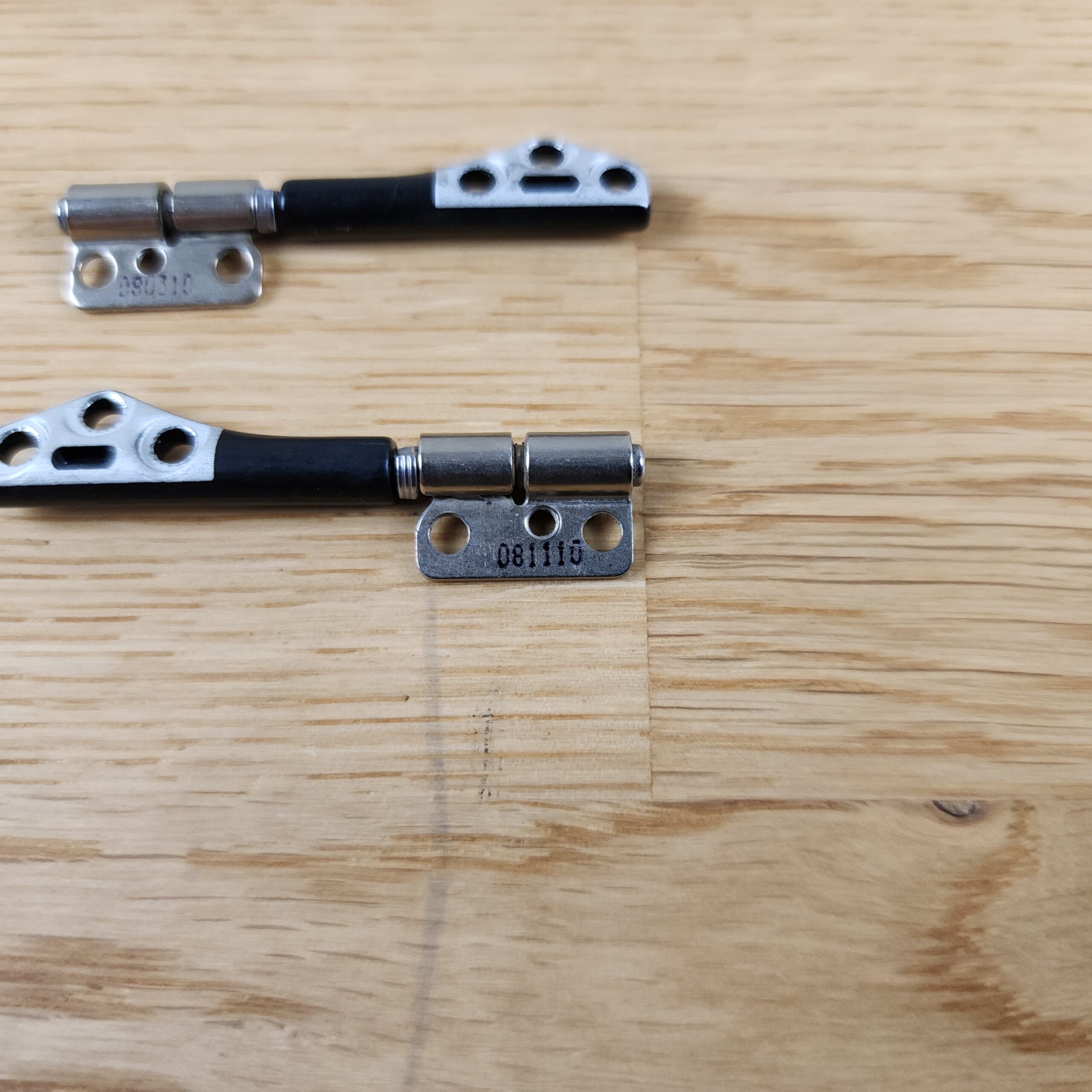 Macbook Pro A1278 EMC2351 Replacement Display Hinges pair (081110) (080310) - Image 3